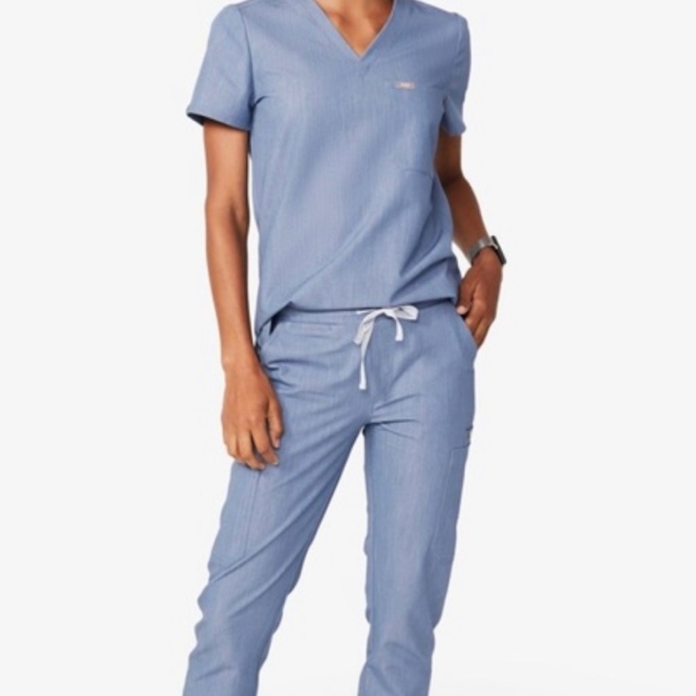 Figs scrub SET XS/S Color: Heather Indigo Top: XS Catarina     Pants: Small Yola